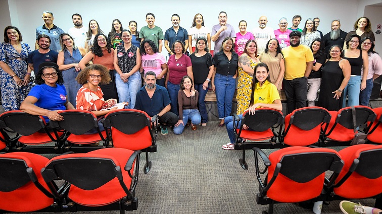 Professores da rede pública do DF paralisam atividades nesta quarta-feira