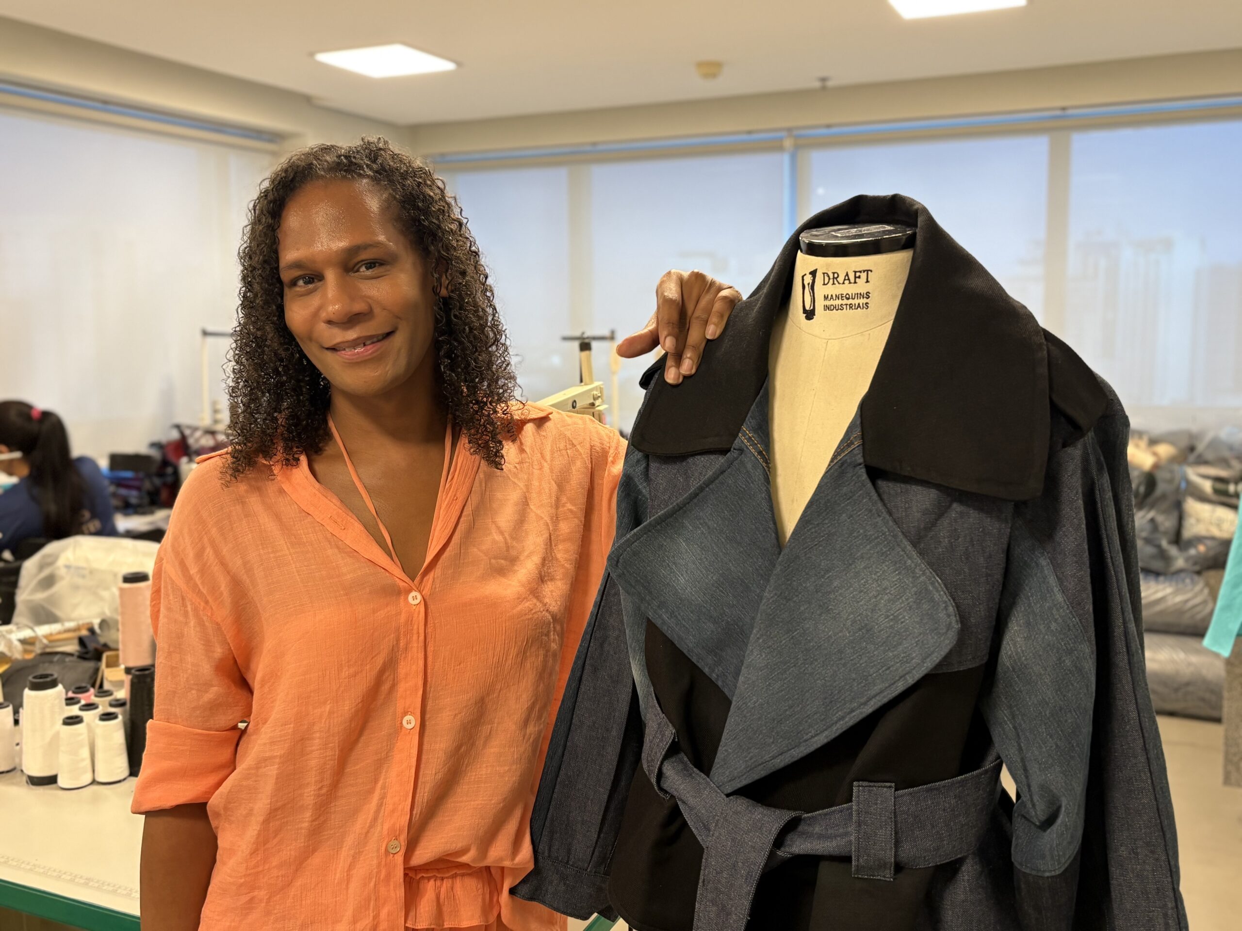 Projeto aposta na sustentabilidade e impacto social para dar um novo significado para peças de jeans que seriam descartadas