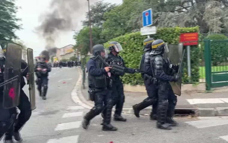 Protestos estudantis na França escalam após jovem de 15 anos perder a mão