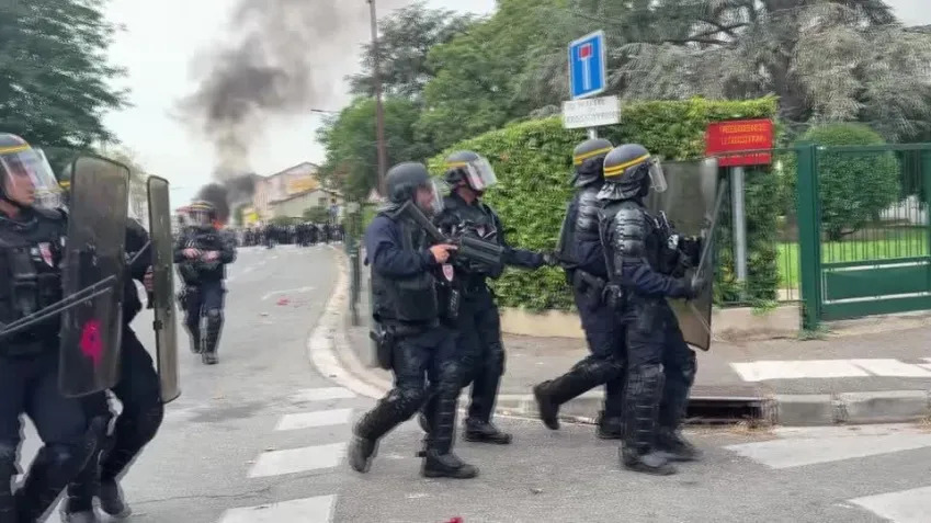 Protestos estudantis na França escalam após jovem de 15 anos perder a mão