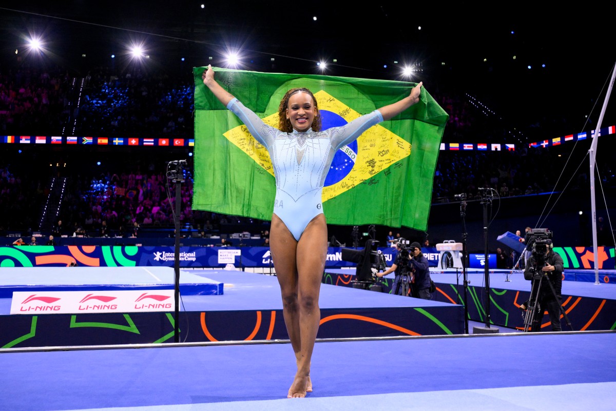 Rebeca Andrade é tricampeã mundial no salto e chega a 10 medalhas em Mundiais