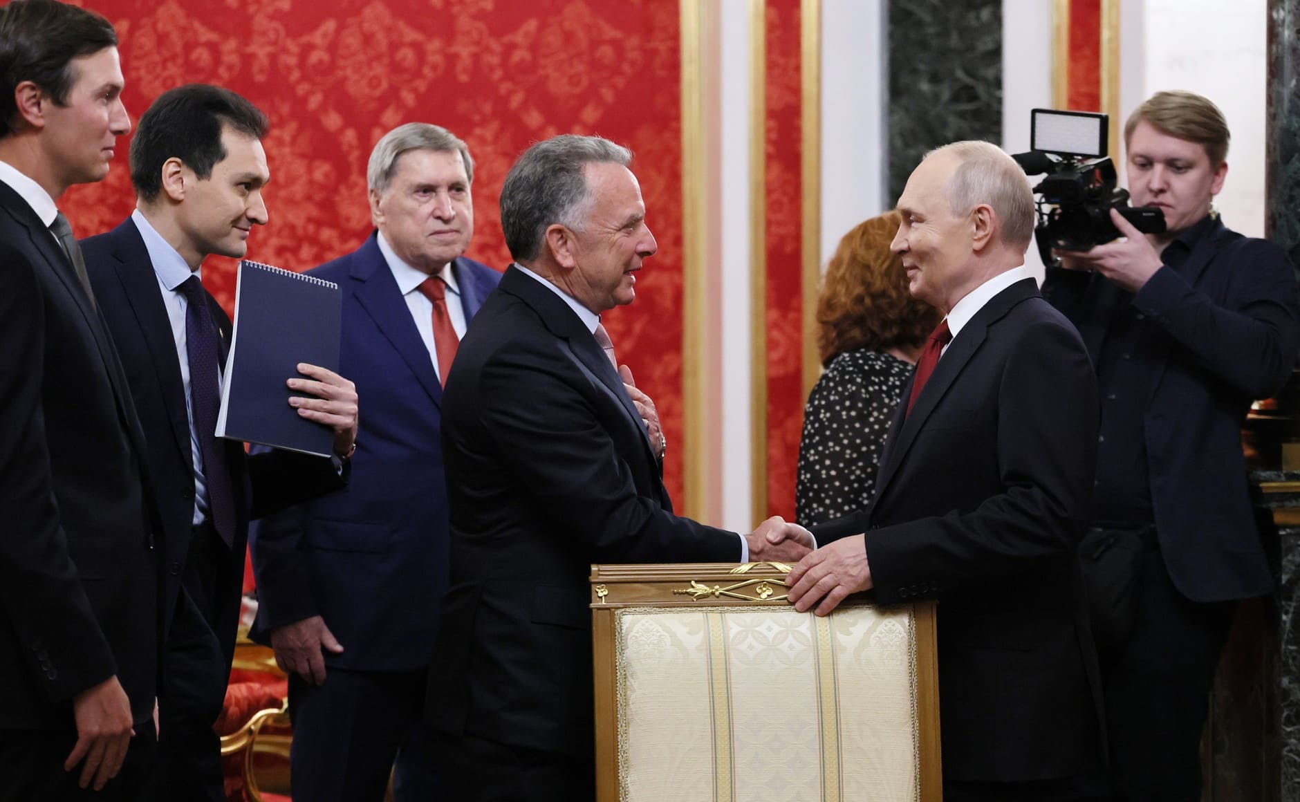 Rússia liberta professor americano de 74 anos preso desde 2022