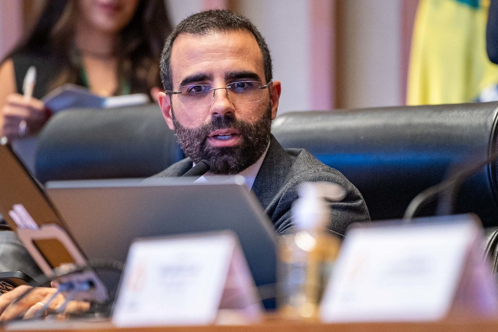 Thiago Manzoni defende Flávio Bolsonaro na disputa presidencial