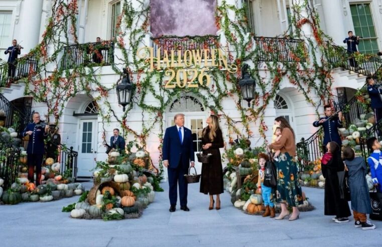 Trump e Melania distribuem doces a famílias de militares em Halloween em Washington