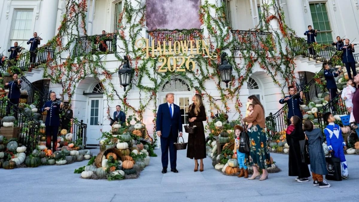 Trump e Melania distribuem doces a famílias de militares em Halloween em Washington