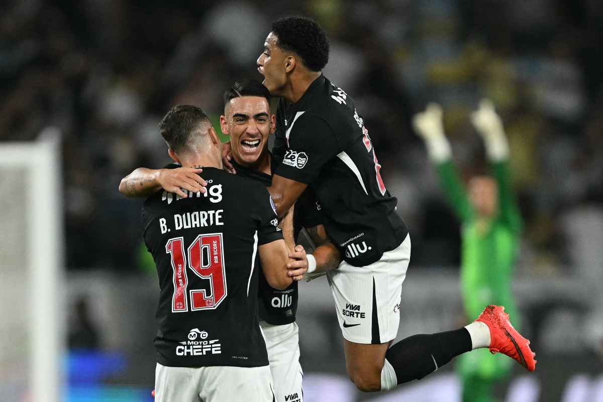 Vasco vira nos minutos finais, afunda Corinthians no Z-4 e estraga estreia de Seedorf