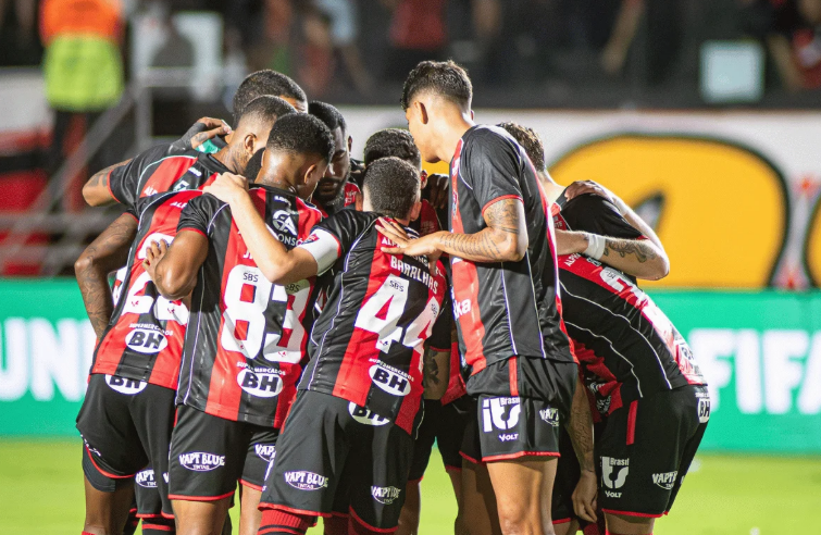 Vitória goleia Chapecoense no Barradão e sobe para a 12ª posição