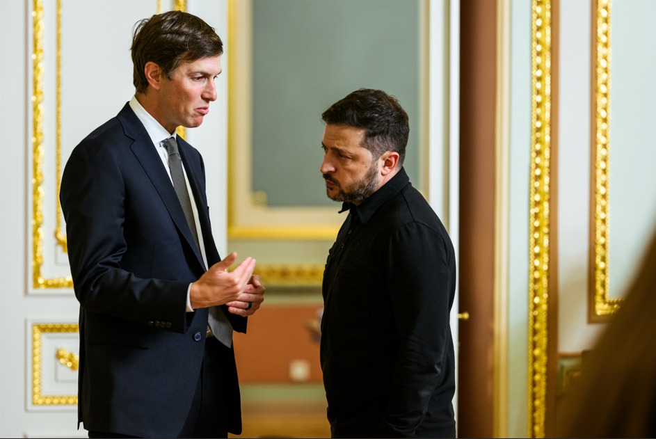 Zelensky se reúne com enviados de Trump para discutir diplomacia